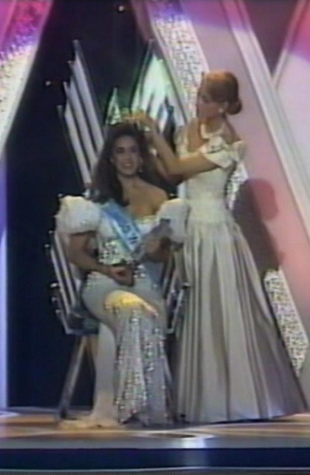 Aneta Kreglicka crowns the new Miss World 1990